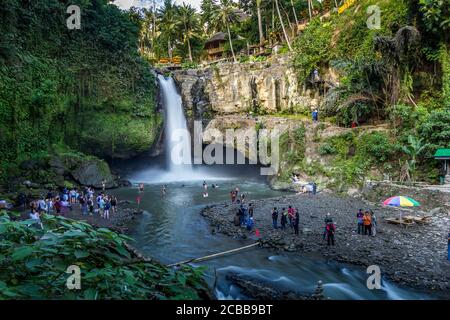 Bali, Indonesien: 28. Juni 2019: Menschen genießen den Tegenungan Wasserfall in Ubud. Der Ort ist eine der berühmtesten Landschaften der Insel. Stockfoto