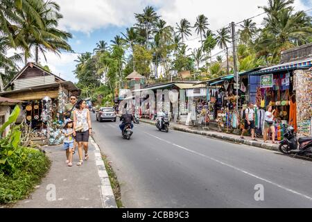 Bali, Indonesien - 28. Juni 2019: Menschen, die in den Straßen von Tegallalang spazieren. Die Gegend ist berühmt für ihre Reisterrassen, Geschäfte und Cafés. Stockfoto