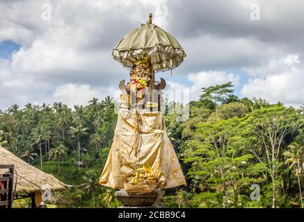 Opfergaben an Götter in Tegalalalang Rice Terrace, Bali, Indonesien Stockfoto