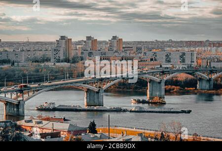 Blick auf Nischni Nowgorod. Kanawinsky Brücke im Herbst. Stockfoto