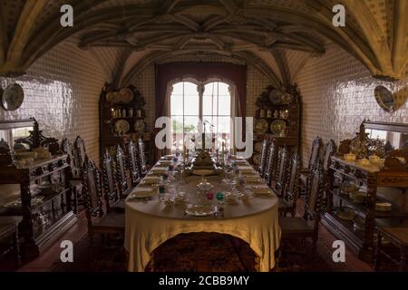 Sintra, Portugal - 15. Mai 2017: Blick auf den königlichen Speisesaal mit Glas, Tellern und Besteck ordentlich platziert, im Inneren des Palácio da Pena Stockfoto