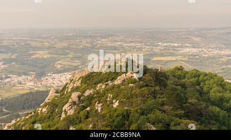 Ein kurzer Spaziergang vom Pena Palast entfernt ist das Schloss der Mauren (Castelo dos Mouros), eine mittelalterliche Burg auf einem Hügel in Sintra, Portu Stockfoto