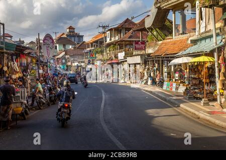 Bali, Indonesien - 27. Juni 2019: Menschen, die in den Straßen von Ubud spazieren. Die Stadt ist als Kunst- und Kulturzentrum berühmt und eines der besuchtesten Stockfoto