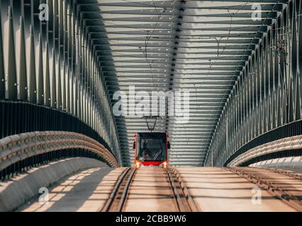 Die neue Metallbrücke in Bratislava. Straßenbahnverkehr auf der Brücke. Stockfoto