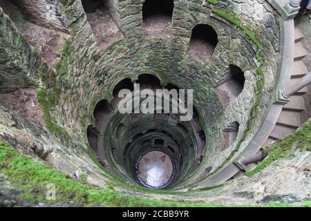 Initiationsbrunnen auf Quinta da Regaleira, Sintra, Portugal. Stockfoto