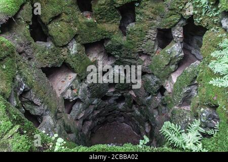 Unvollendete Einweihung auf Quinta da Regaleira, Sintra, Portugal. Stockfoto