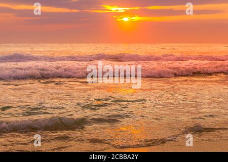 Sonnenuntergang über dem Ozean Stockfoto
