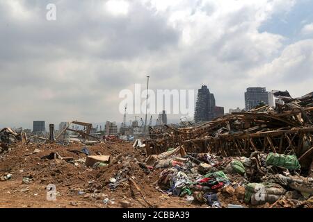 Beirut, Libanon. August 2020. Ein allgemeiner Blick auf den Ort der massiven Explosion in den Häfen von Beirut am 04. August, bei der mindestens 171 Menschen getötet, mindestens 6000 verletzt und etwa 250,000 bis 300,000 vertrieben wurden. Quelle: Marwan Naamani/dpa/Alamy Live News Stockfoto