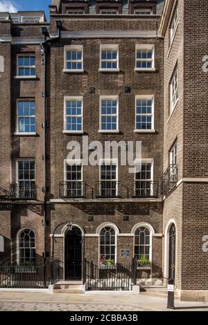 Axiale Ansicht von 2 Frederick's Place, Blick nördlich der Südlage, ehemalige Heimat von Edwin Waterhouse, einer der Gründer von PwC. City of London Lockd Stockfoto