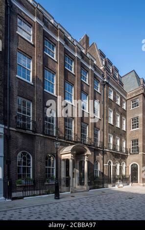 Schräge Ansicht der südlichen Erhebungen, Blick nach Nordosten mit Ziegelpfosten und Mauerwerk Türrahmen. City of London Lockdown 2020 - Frederick's Place Stockfoto