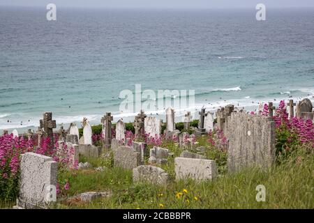 Blick über den Barnoon Cemetery auf Surfer in St. Ives, Cornwall UK Stockfoto