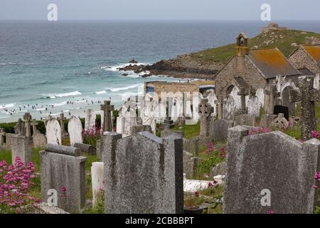 Blick über den Barnoon Cemetery auf Surfer in St. Ives, Cornwall UK Stockfoto