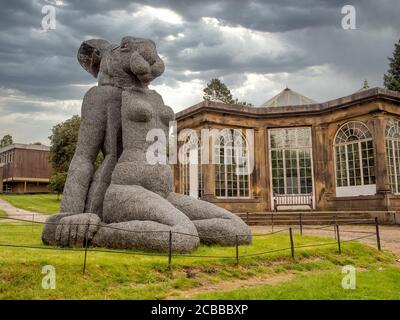 Lady Hare Sitting: Von Sophie Ryder. Yorkshire Sculpture Park, Großbritannien Stockfoto