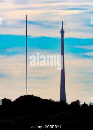 Emley Moor Sendestation auf der rechten Seite mit einem temporären Mast auf der linken Seite. West Yorkshire, Großbritannien Stockfoto