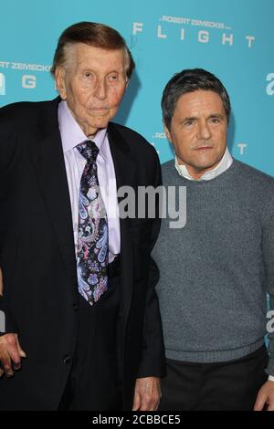 ***DATEI FOTO*** Sumner Redstone ist am 97 verstorben. HOLLYWOOD, CA - OKTOBER 23: Brad Grey und Sumner Redstone bei der Los Angeles Premiere von 'Flight' in ArcLight Cinemas am 23. Oktober 2012 in Hollywood, Kalifornien. Quelle: Mpi21/MediaPunch Stockfoto