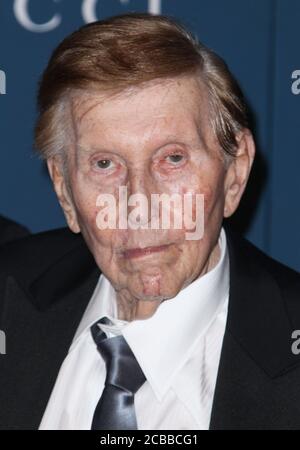 ***DATEI FOTO*** Sumner Redstone ist am 97 verstorben. LOS ANGELES, CA - NOVEMBER 02: Sumner Redstone bei der LACMA 2013 Art + Film Gala, die am 2. November 2013 in Los Angeles, Kalifornien, in der LACMA stattfindet. Quelle: Mpi99/MediaPunch Stockfoto