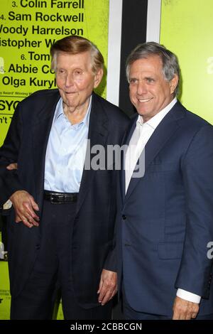 ***DATEI FOTO*** Sumner Redstone ist am 97 verstorben. WESTWOOD, CA - OKTOBER 01: Sumner Redstone und Les Moonves bei der Premiere von CBS Films' 'Seven Psychopaths' im Mann Bruin Theater am 1. Oktober 2012 in Westwood, Kalifornien. © mpi27/MediaPunch Inc Stockfoto