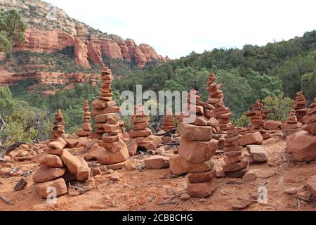Rote sandsteinhaufen in unterschiedlichen Höhen auf dem Devil's Bridge Trail in Sedona, Arizona, USA Stockfoto