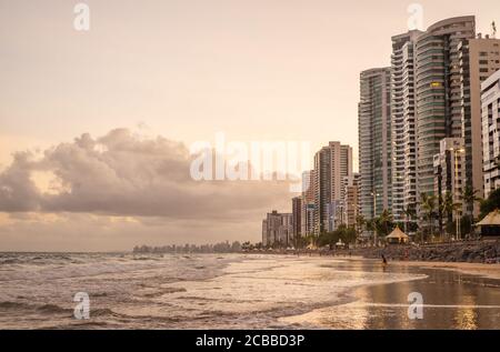 Moderne Gebäude am Wasser und Strand bei Flut in Recife, Brasilien Stockfoto