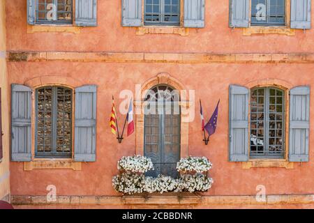 Das Hotel de Ville in Place de la Mairie, Roussillon, Provence, Frankreich Stockfoto