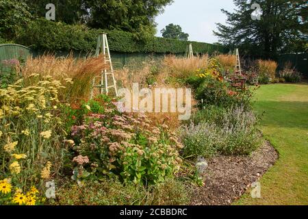 Blumengrenze im Sommer, in einem ummauerten Garten, East Yorkshire, England, Großbritannien, GB. Stockfoto