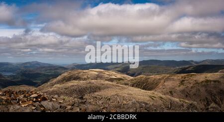 Panoramablick von der Spitze des Scarfell Pike auf einem Sommertag Stockfoto