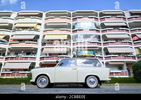 Bautzen, Deutschland. August 2020. Vor einem neuen Baustein steht ein Trabant Kombi 601s, der einen Koffer und ein Longboard auf seinem Dachträger umschnallt hat. Quelle: Robert Michael/dpa-Zentralbild/ZB/dpa/Alamy Live News Stockfoto