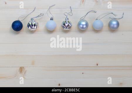 Ornamente Ball für die Dekoration der weihnachtsbaum auf dem Kiefernholz Hintergrund platziert. Stockfoto