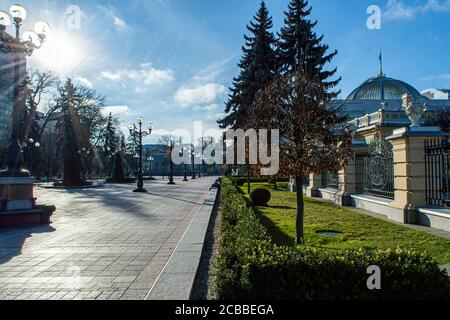 KIEW, UKRAINE - JANUAR 12,2020: Werchowna Rada-Gebäude (parlamentsgebäude) in der Hruschewski Straße im Mariinski-Park in Kiew, Ukraine am 12. Januar 202 Stockfoto