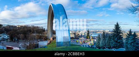 KIEW, UKRAINE - JANUAR 12,2020: Panoramablick auf den Völkerfreundschaftsbogen am Podol-Bezirk und auf den Dnypro-Fluss im Januar in Kiew, Ukraine Stockfoto