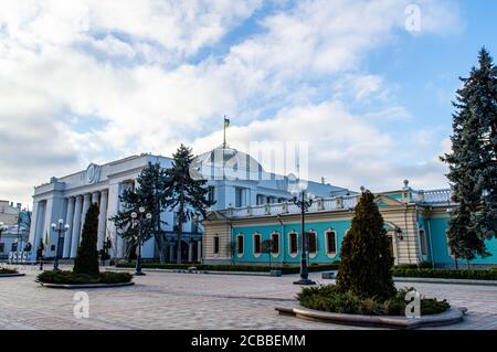 KIEW, UKRAINE - JANUAR 12,2020: Werchowna Rada-Gebäude (parlamentsgebäude) in der Hruschewski Straße im Mariinski-Park in Kiew, Ukraine am 12. Januar 202 Stockfoto