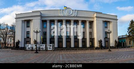 KIEW, UKRAINE - JANUAR 12,2020: Werchowna Rada-Gebäude (parlamentsgebäude) in der Hruschewski Straße im Mariinski-Park in Kiew, Ukraine am 12. Januar 202 Stockfoto