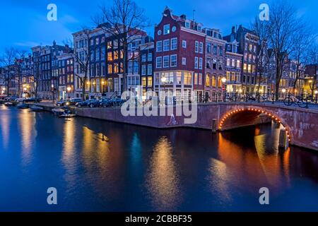 Stadt landschaftlich von Amsterdam an der Keizersgracht in den Niederlanden bei Sonnenuntergang Stockfoto