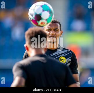 12. August 2020, Österreich, Altach: Fußball: Testspiele, SC Altach - Borussia Dortmund in der Cashpoint Arena. Manuel Akanji (r) erwärmt sich mit Jadon Sancho. Foto: David Inderlied/dpa Stockfoto