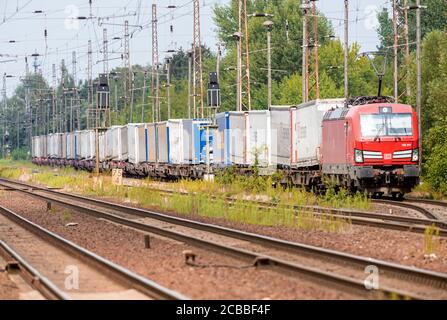 Wustermark, Deutschland. August 2020. Ein Güterzug, der von einer E-Lokomotive der Deutschen Bahn (DB) gezogen wird, verlässt das Bahngleis des Bahnhofs Priort. Quelle: Soeren Stache/dpa-Zentralbild/ZB/dpa/Alamy Live News Stockfoto