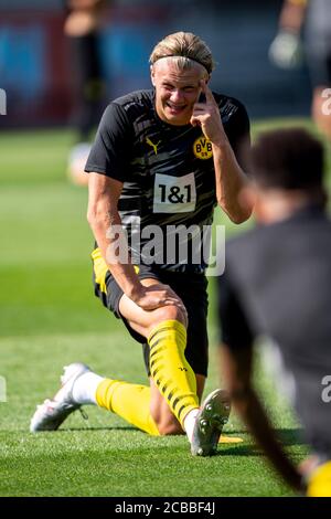 12. August 2020, Österreich, Altach: Fußball: Testspiele, SC Altach - Borussia Dortmund in der Cashpoint Arena. Erling Braut Haaland erwärmt sich und klopft seinen Tempel an. Foto: David Inderlied/DPA/dpa Stockfoto