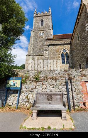 Die Kirche St. Leonard's aus dem 11. Jahrhundert mit der berühmten Krypta Hythe, England Stockfoto