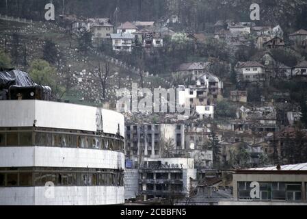 10. April 1994 während der Belagerung von Sarajevo: Blick aus Zimmer 323 des Holiday Inn auf die totale Verwüstung an der Front. Stockfoto