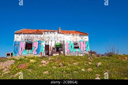 Verlassene alte Ruine auf einem Hügel in Portugal Stockfoto