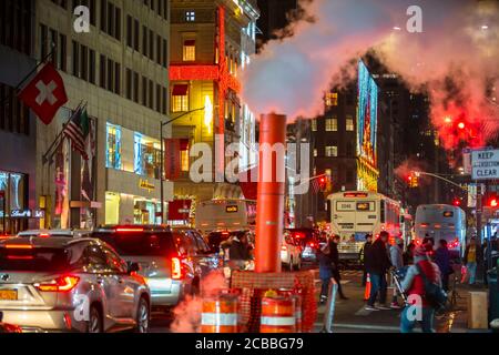 Der Dampf treibt über den Verkehr in Midtown Manhattan 5th Avenue Stockfoto
