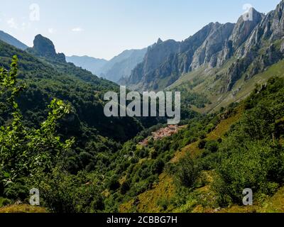 Panoramablick auf die Stadt Tielve, berühmt für die Herstellung von Cabrales Käse. Picos de Europa (Asturien/Spanien) Stockfoto