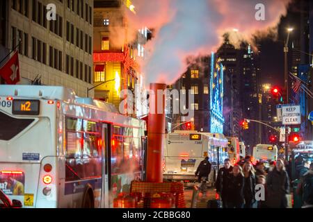 Der Dampf treibt über den Verkehr in Midtown Manhattan 5th Avenue Stockfoto