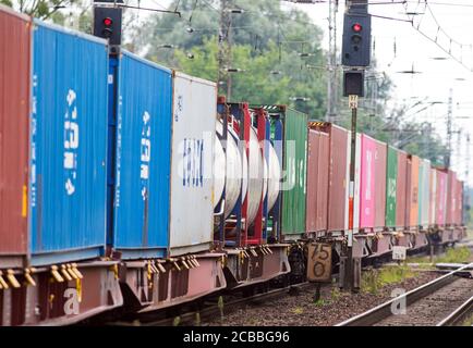 Wustermark, Deutschland. August 2020. Ein Güterzug, der von einer elektrischen Lokomotive der Hamburger Hafen und Logistik AG (HHLA) gezogen wird, passiert den Bahnhof im Dorf Priort. Quelle: Soeren Stache/dpa-Zentralbild/ZB/dpa/Alamy Live News Stockfoto