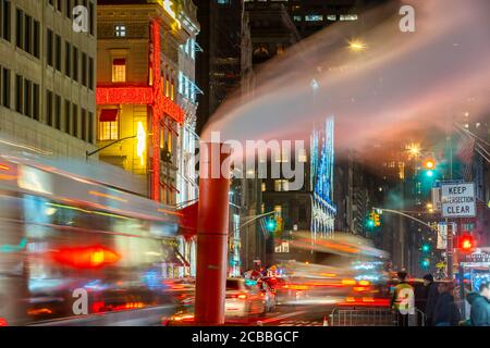 Der Dampf treibt über den Verkehr in Midtown Manhattan 5th Avenue Stockfoto