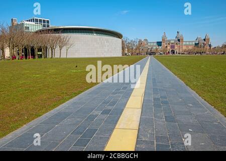 Blick auf den Museumplein in Amsterdam die Niederlande mit dem Rijksmuseum im Hintergrund Stockfoto