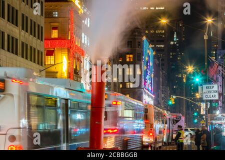 Der Dampf treibt über den Verkehr in Midtown Manhattan 5th Avenue Stockfoto