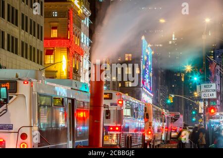 Der Dampf treibt über den Verkehr in Midtown Manhattan 5th Avenue Stockfoto