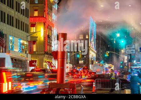 Der Dampf treibt über den Verkehr in Midtown Manhattan 5th Avenue Stockfoto