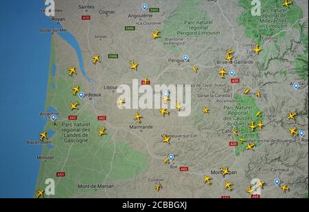 Flugverkehr über Bordeaux Aera, Frankreich (08. august 2020, UTC 09.14), im Internet mit Flightradar 24 Website, während der Coronavirus-Pandemie Stockfoto