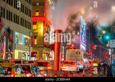 Der Dampf treibt über den Verkehr in Midtown Manhattan 5th Avenue Stockfoto